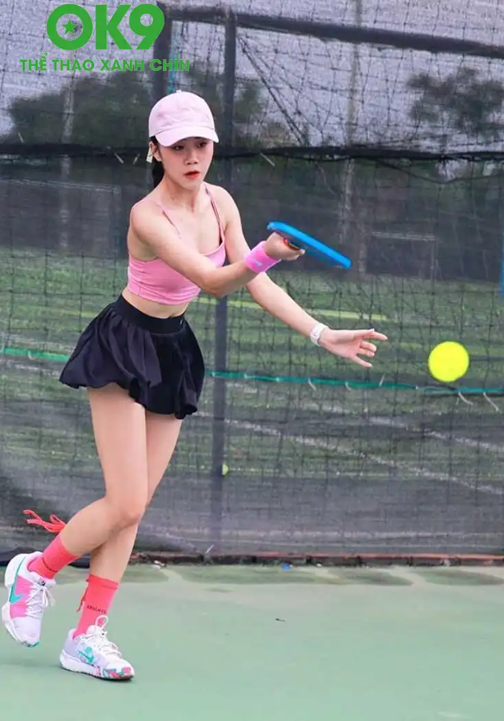 Bình 'Gấu' khoe chân dài da trắng trong bộ đồ chơi pickleball Bình 'Gấu' khoe chân dài da trắng trong bộ đồ chơi pickleball