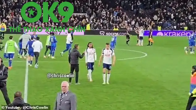 Thomas Frank bị Spence và Van de Ven phớt lờ sau trận đấu (Ảnh: Chris Cowlin). Thomas Frank bị Spence và Van de Ven phớt lờ sau trận đấu (Ảnh: Chris Cowlin).